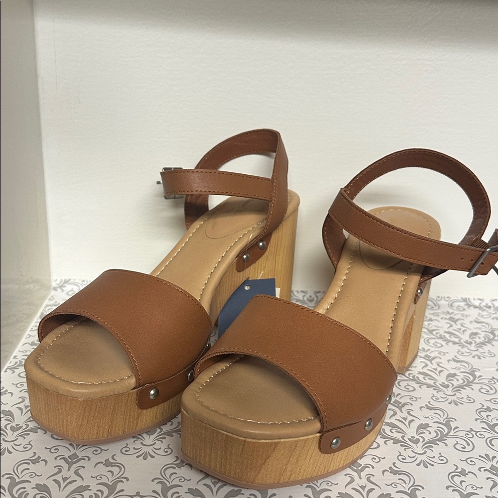 Universal Thread Brown Wedges - Picture 4 of 5